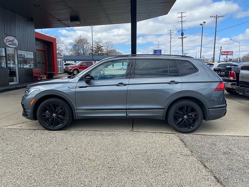 Used 2022 Volkswagen Tiguan SE R-Line image 1