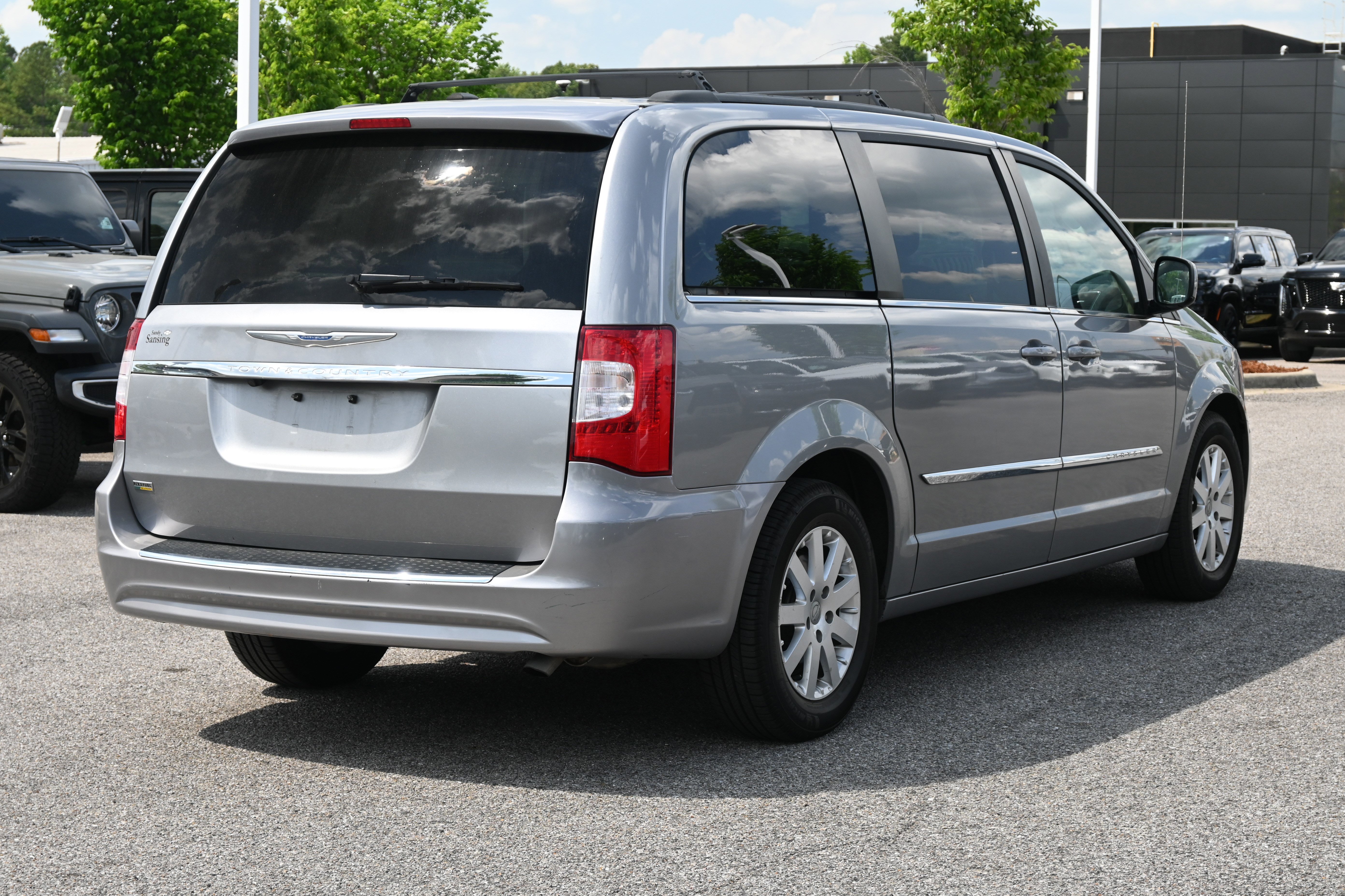 Used 2016 Chrysler Town & Country Touring FWD image 12