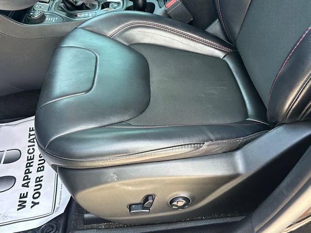 Used 2020 Jeep Cherokee Trailhawk w/ Technology Group AWD/4WD image 14