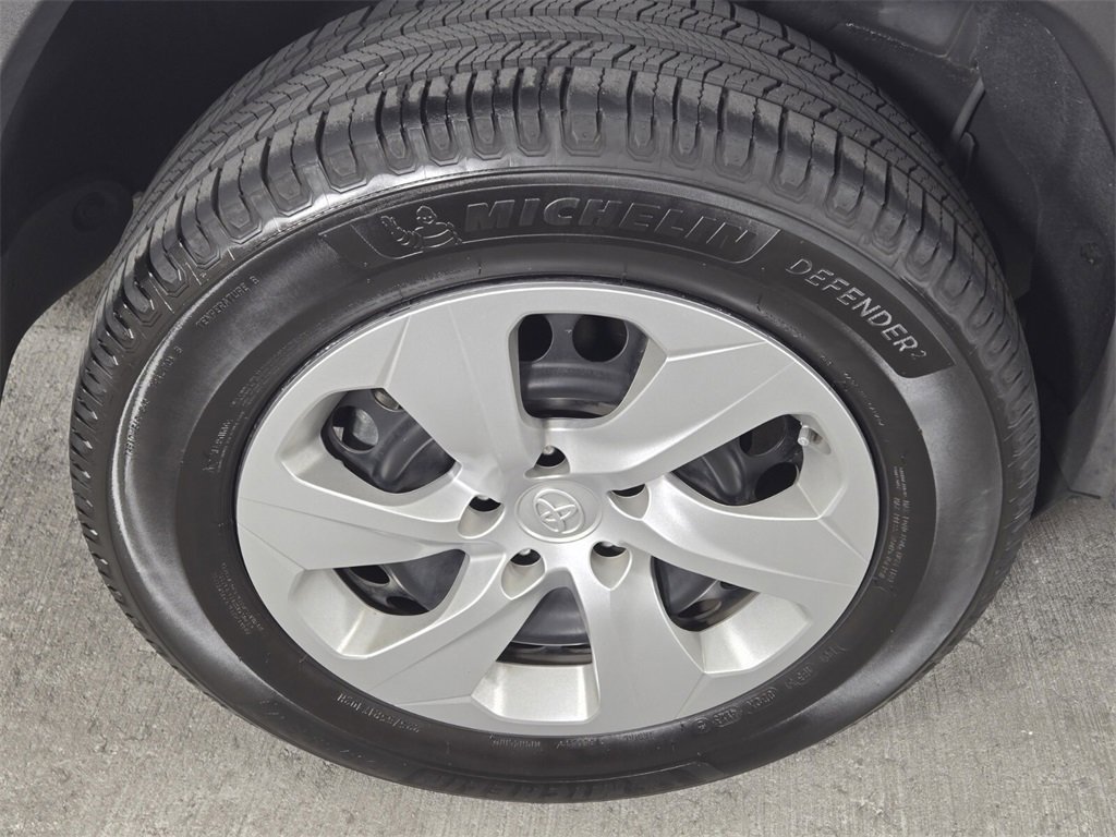 Used 2020 Toyota RAV4 LE image 9