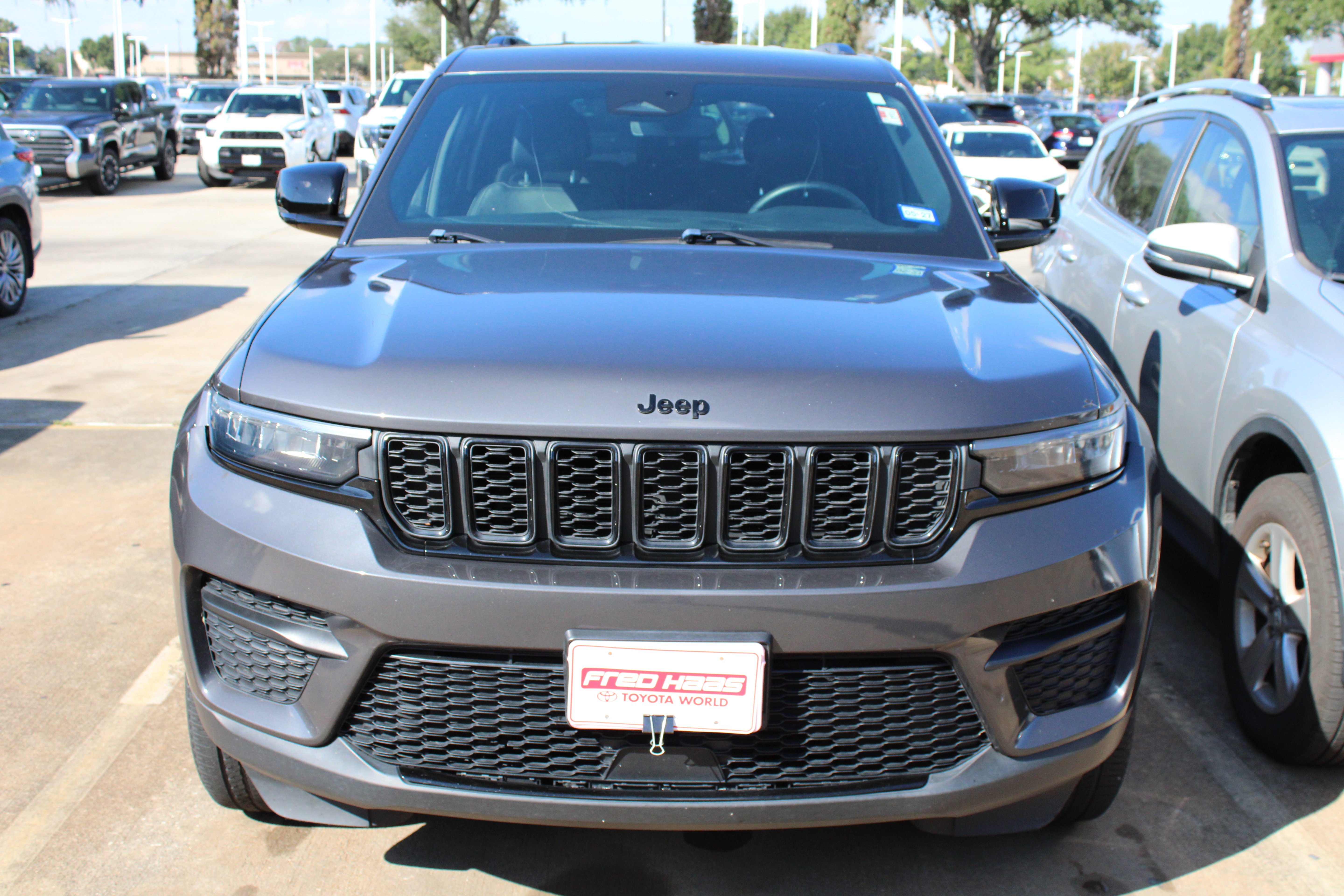 Used 2022 Jeep Grand Cherokee Altitude RWD image 4