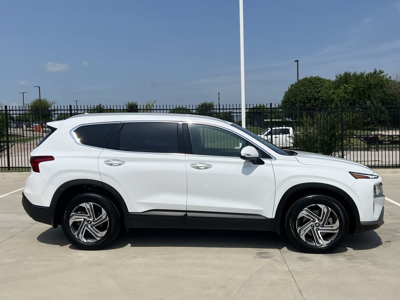 Used 2023 Hyundai Santa Fe SEL w/ Winter Weather Package FWD image 3