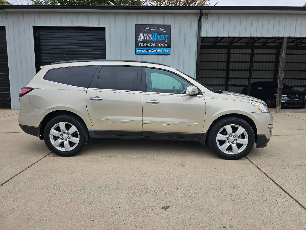 Used 2016 Chevrolet Traverse LT w/ Style and Technology Package image 3