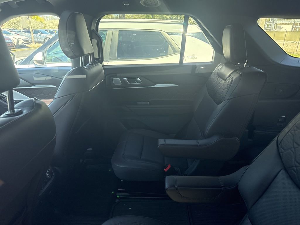 Used 2025 Ford Explorer Platinum w/ Ultimate Package image 13