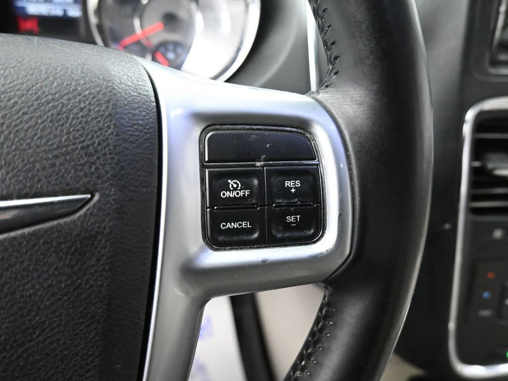 Used 2013 Chrysler Town & Country Touring image 32