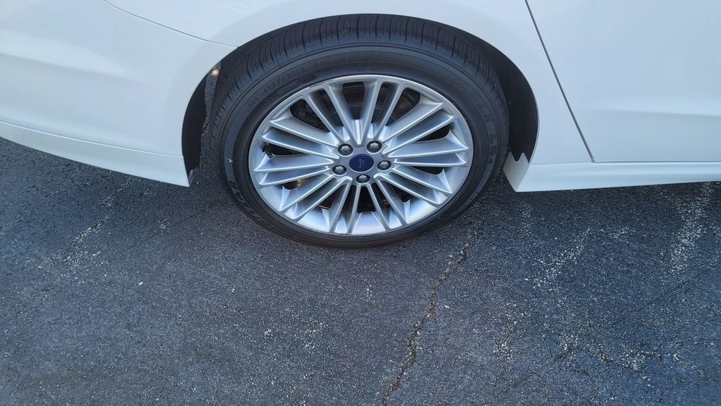 Used 2015 Ford Fusion SE w/ Equipment Group 202A FWD image 13