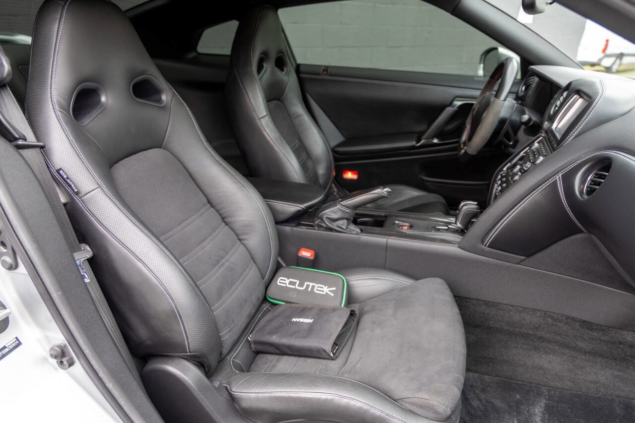 Used 2016 Nissan GT-R Premium image 7