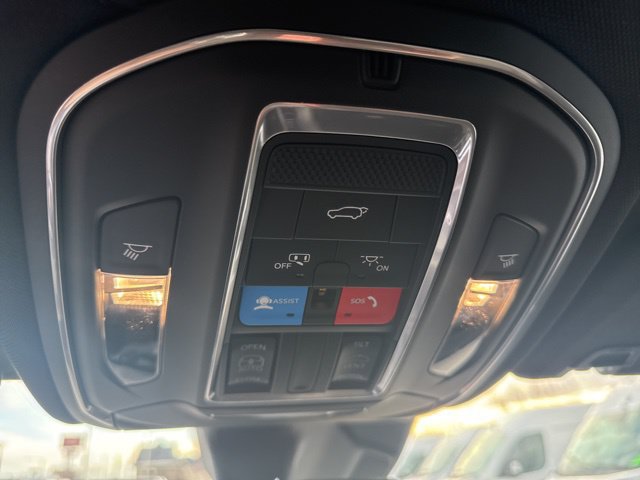 New 2025 Jeep Grand Cherokee Altitude w/ Trailer Tow Package AWD/4WD image 28