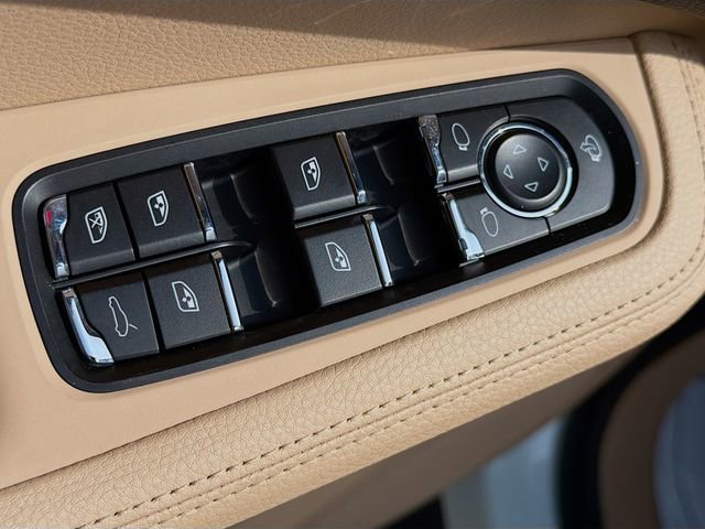 Used 2023 Porsche Macan Turbo image 23