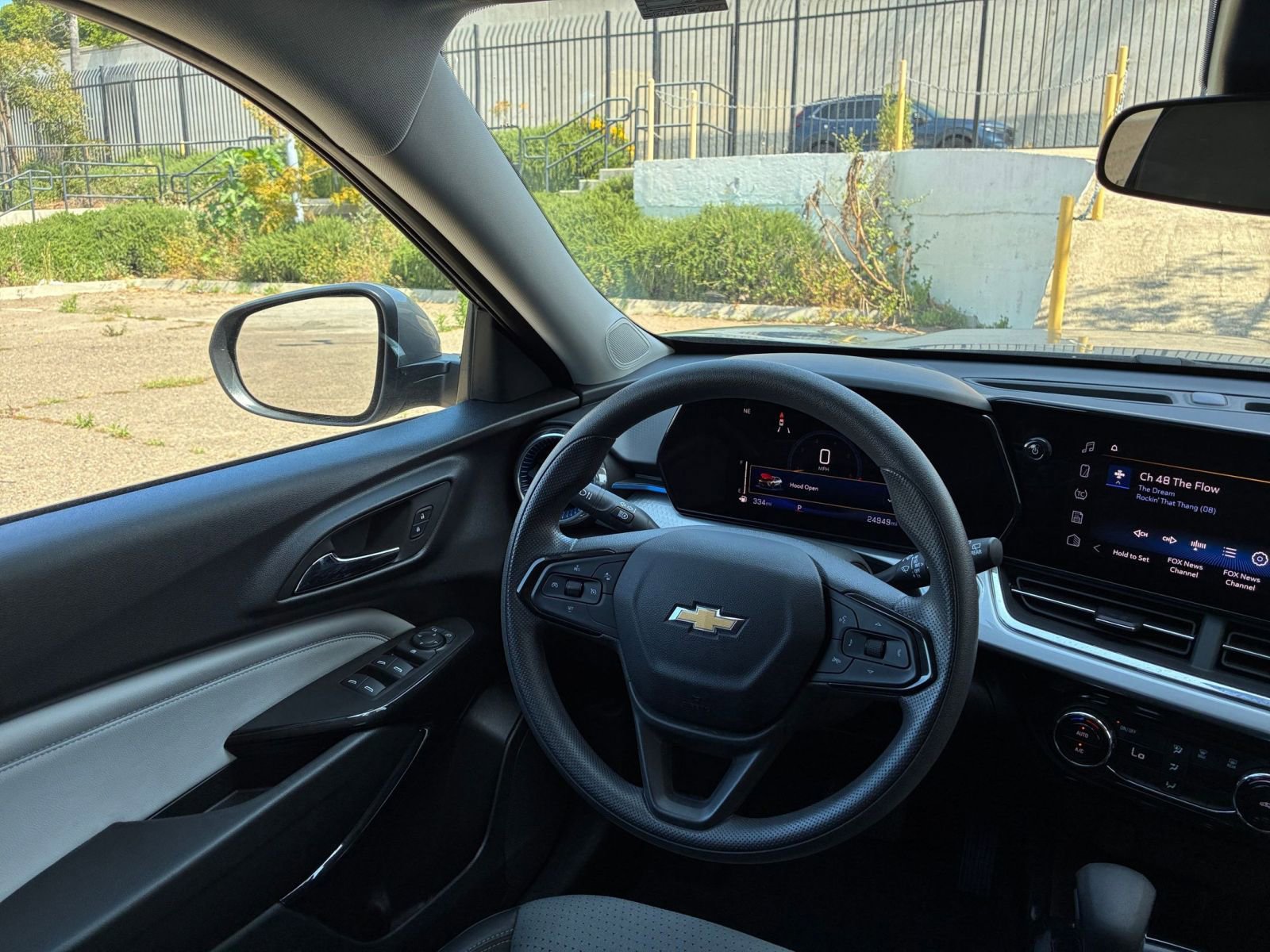 Used 2025 Chevrolet Trax LT image 33