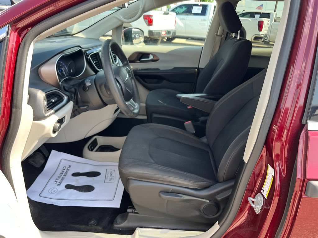 Used 2018 Chrysler Pacifica L FWD image 11