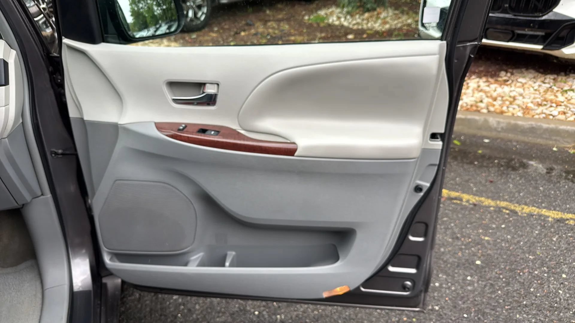 Used 2013 Toyota Sienna XLE FWD image 15
