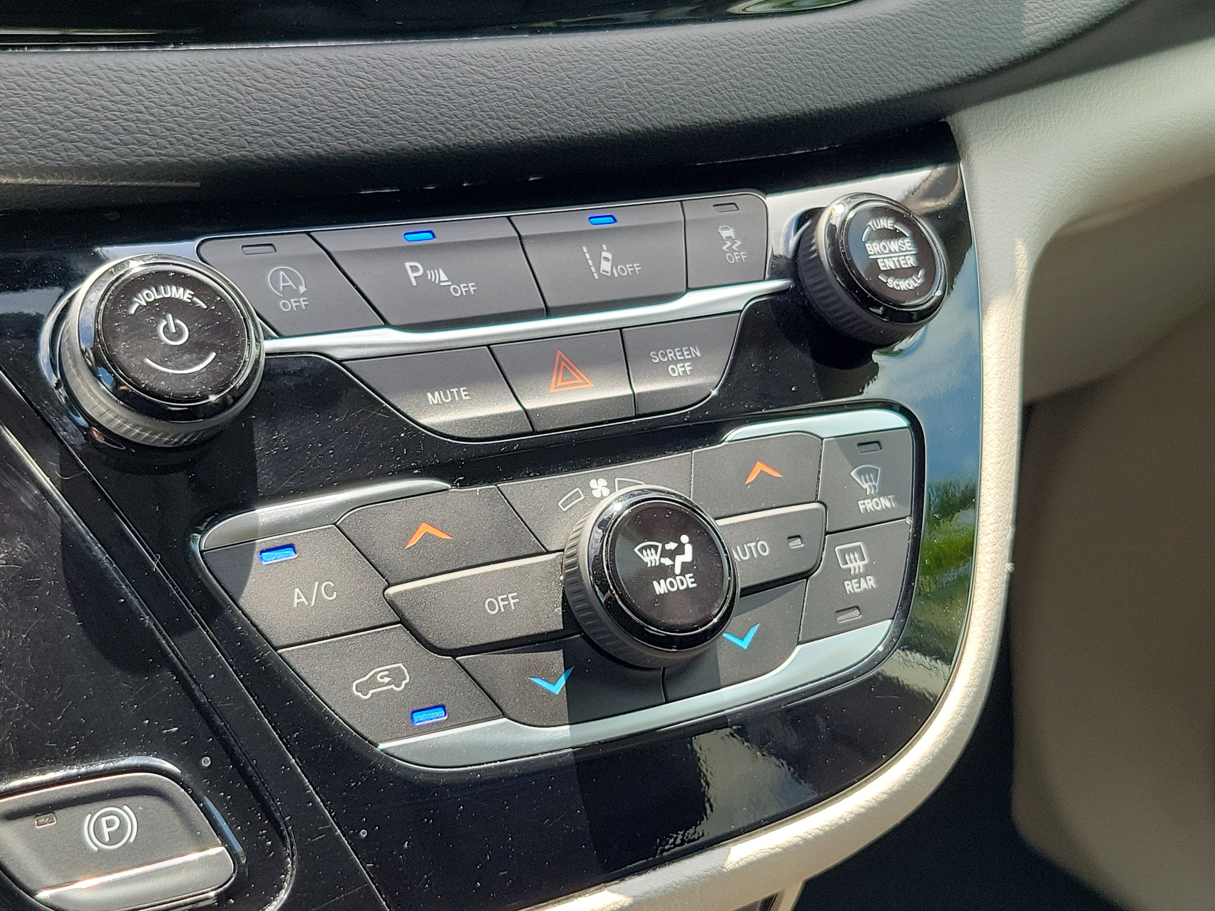 Used 2024 Chrysler Pacifica Touring-L FWD image 23