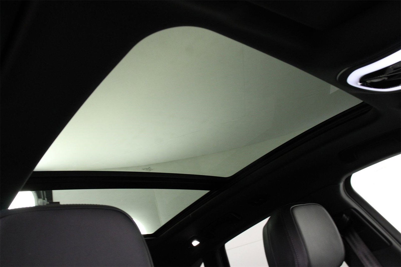 Used 2025 Porsche Macan image 25