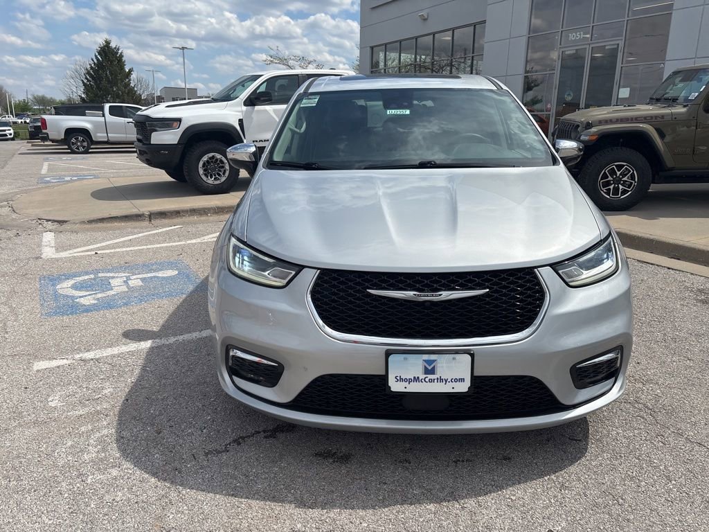 Used 2023 Chrysler Pacifica Limited image 10
