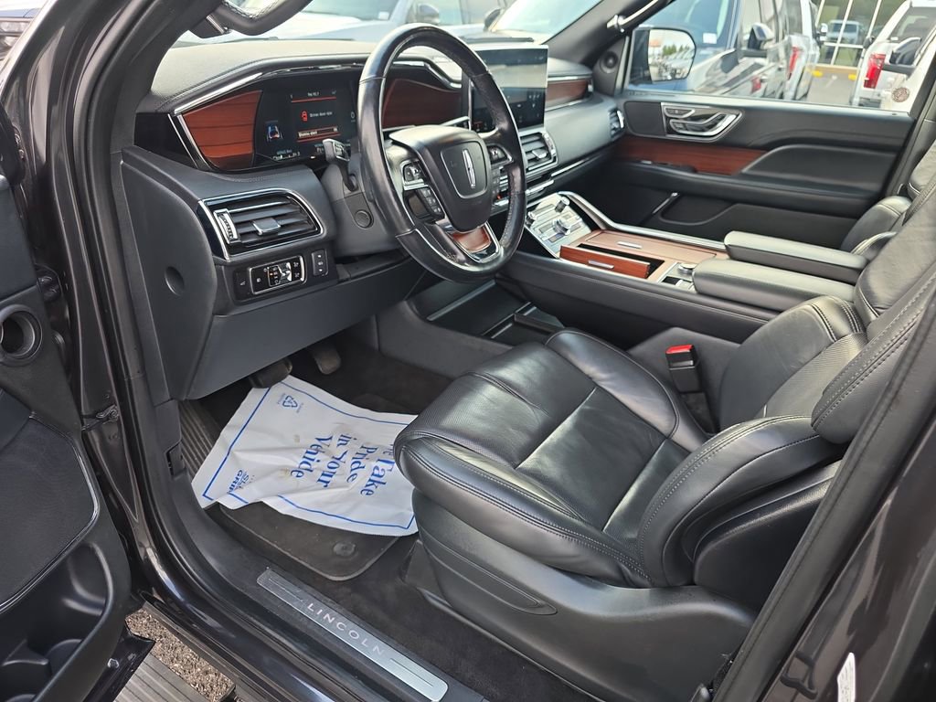 Used 2023 Lincoln Navigator Reserve image 11