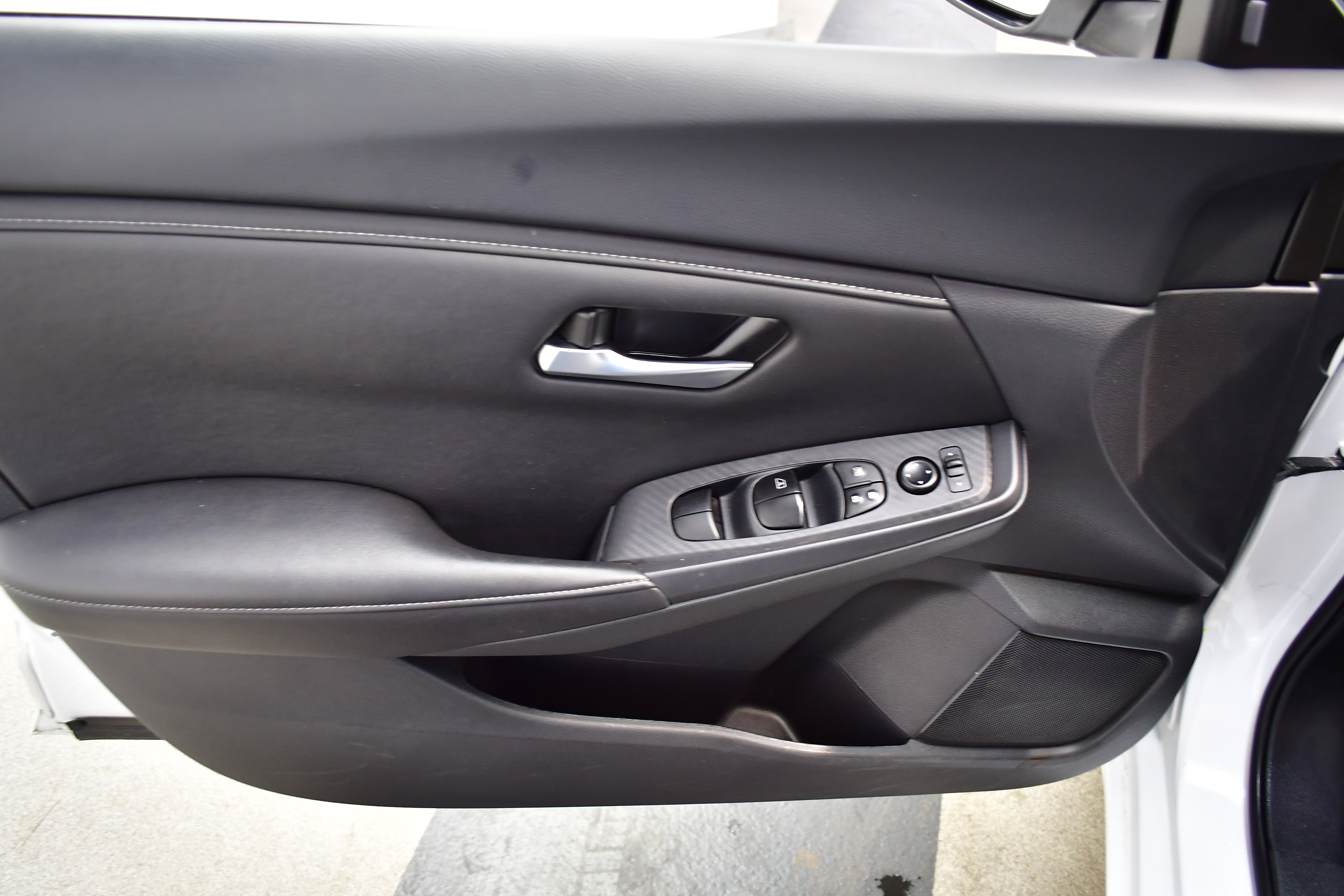 Used 2025 Nissan Sentra SV FWD image 16