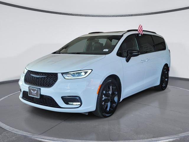 Used 2025 Chrysler Pacifica Limited image 4