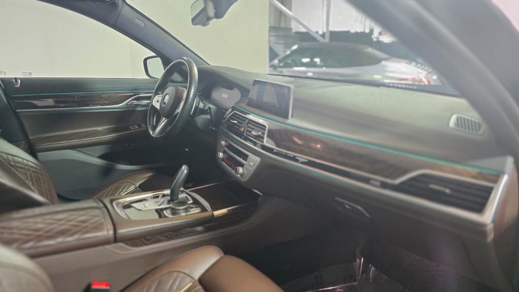 Used 2021 BMW 750i xDrive w/ Luxury Rear Seating Package image 11