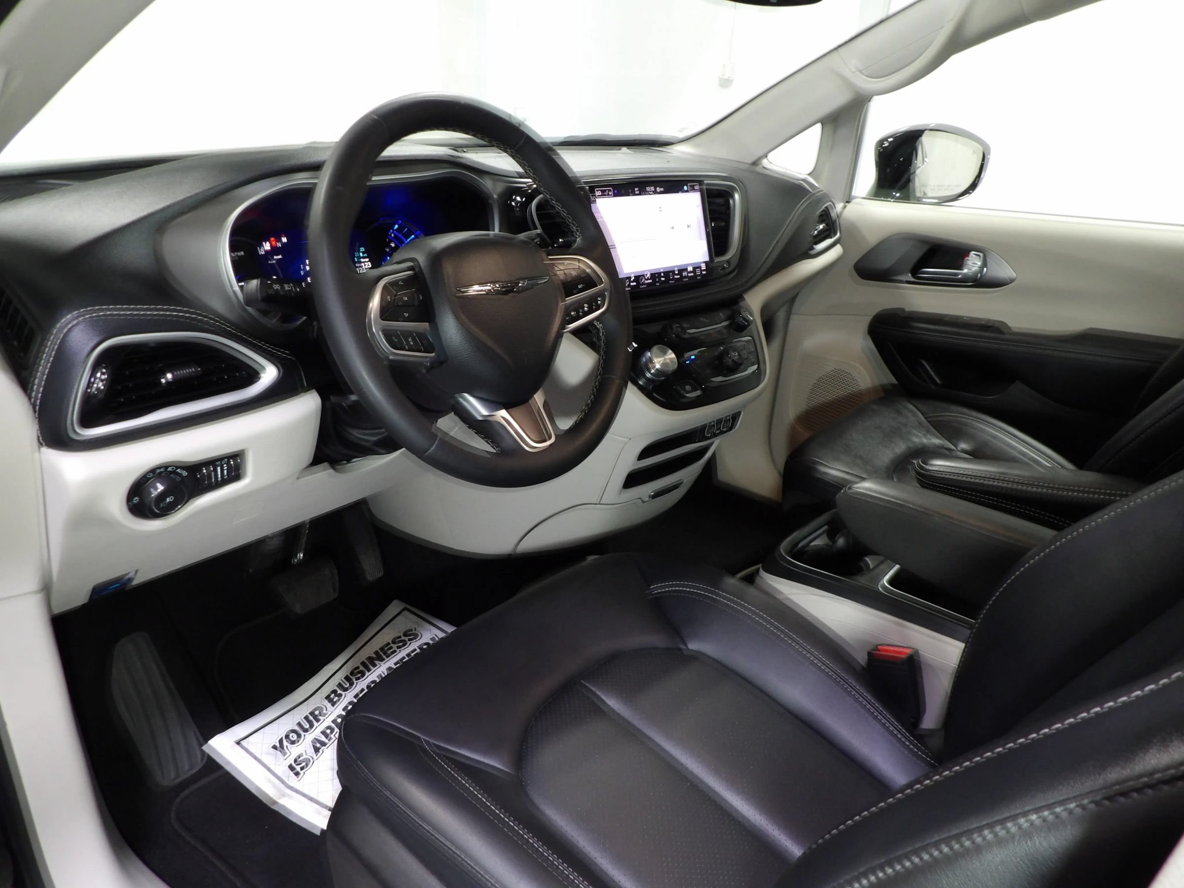 Used 2024 Chrysler Pacifica Limited FWD image 13