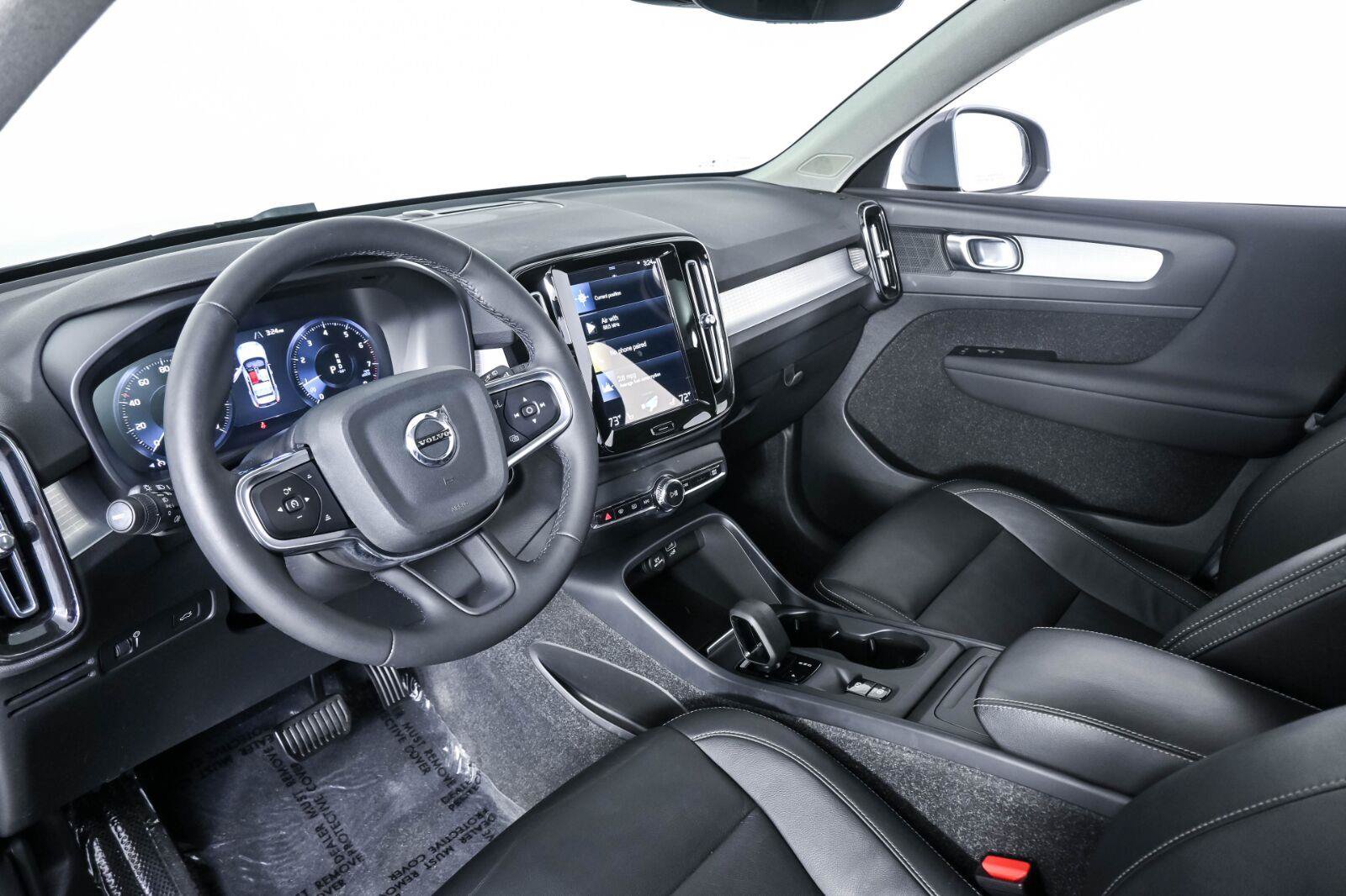 Used 2022 Volvo XC40 T5 Momentum w/ Premium Package AWD/4WD image 4