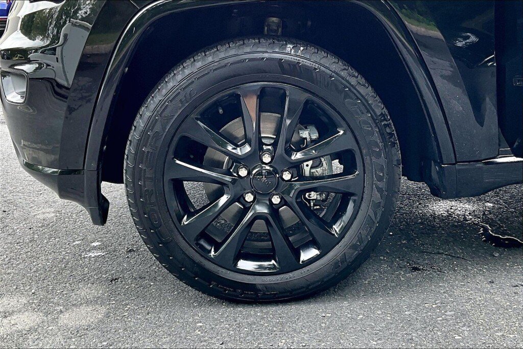 Used 2021 Jeep Grand Cherokee Laredo X AWD/4WD image 16