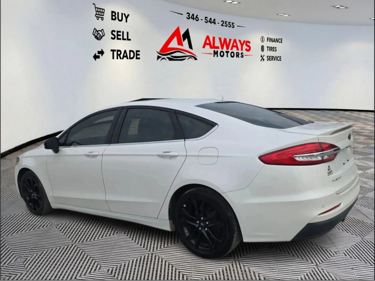 Used 2020 Ford Fusion SE w/ Equipment Group 151A FWD image 2