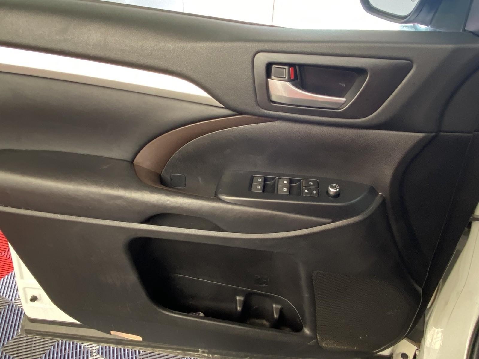 Used 2017 Toyota Highlander XLE AWD/4WD image 21