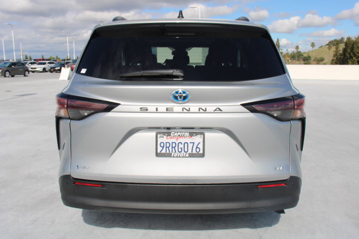 Certified 2025 Toyota Sienna XLE image 4