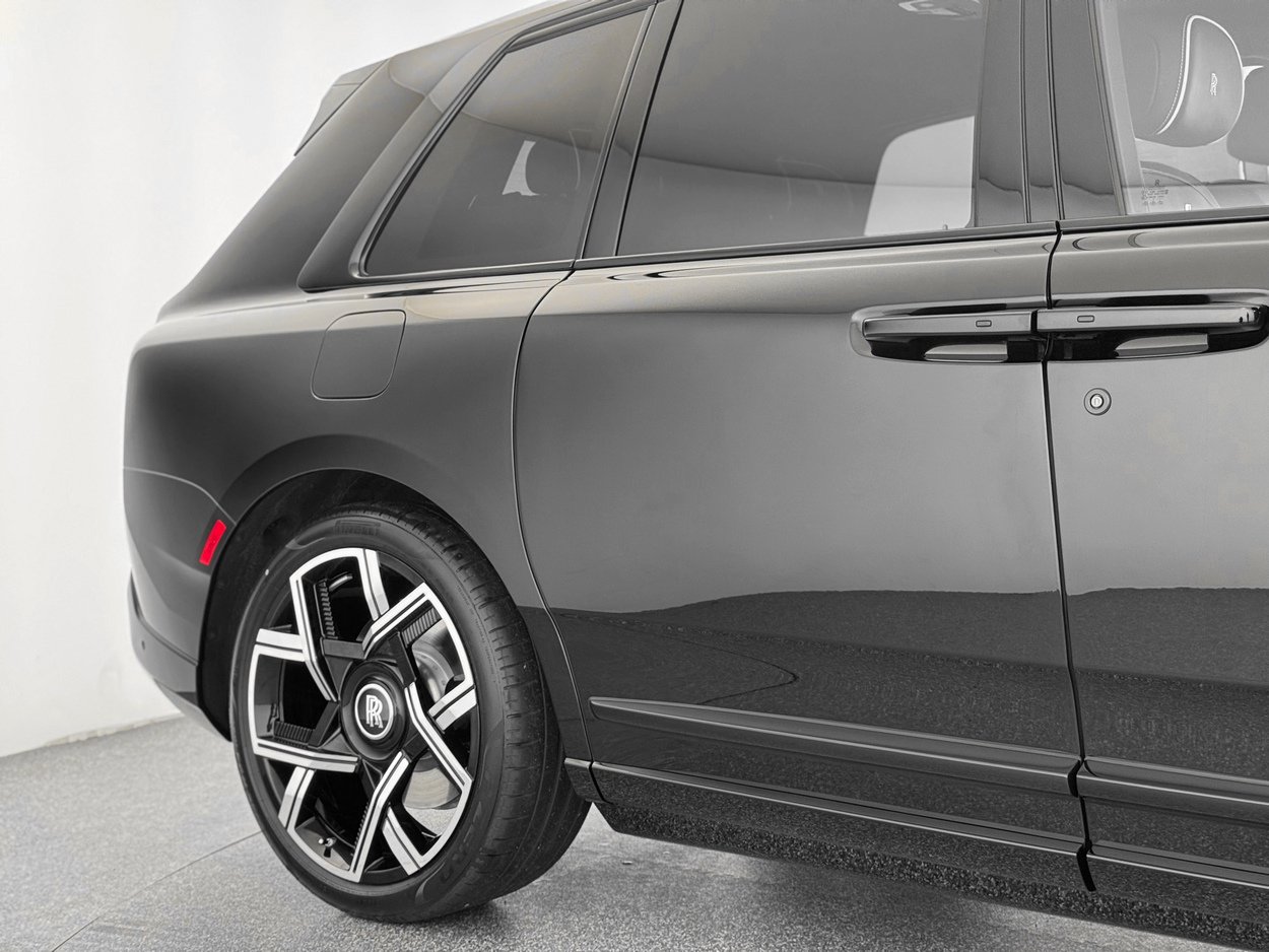 New 2026 Rolls-Royce Cullinan Black Badge AWD/4WD image 44
