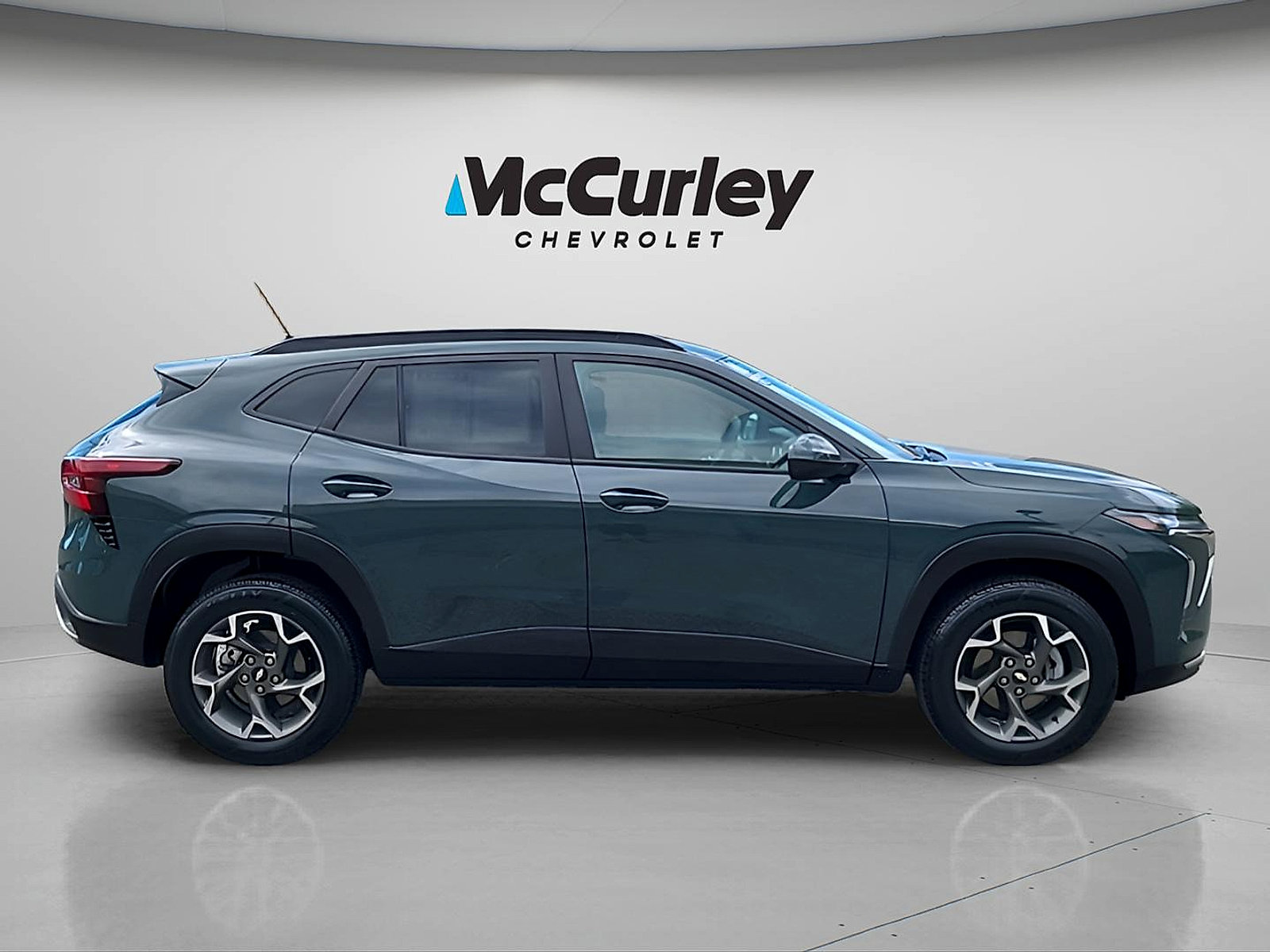 Used 2025 Chevrolet Trax LT FWD image 8
