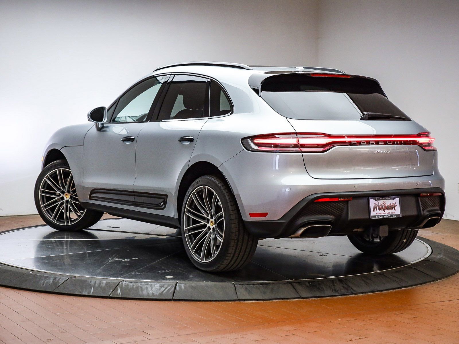 Certified 2025 Porsche Macan image 3