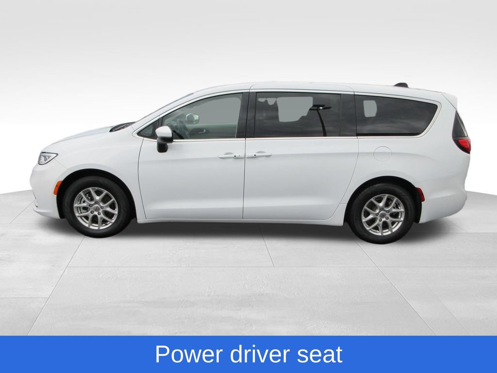 Used 2023 Chrysler Pacifica Touring-L FWD image 2