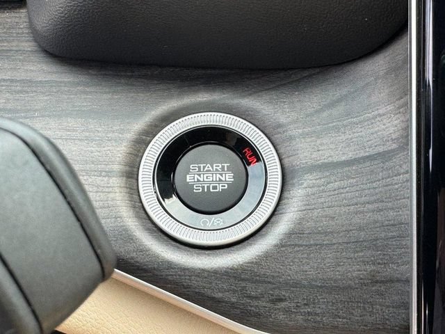 Used 2023 Jeep Grand Cherokee L Limited AWD/4WD image 24