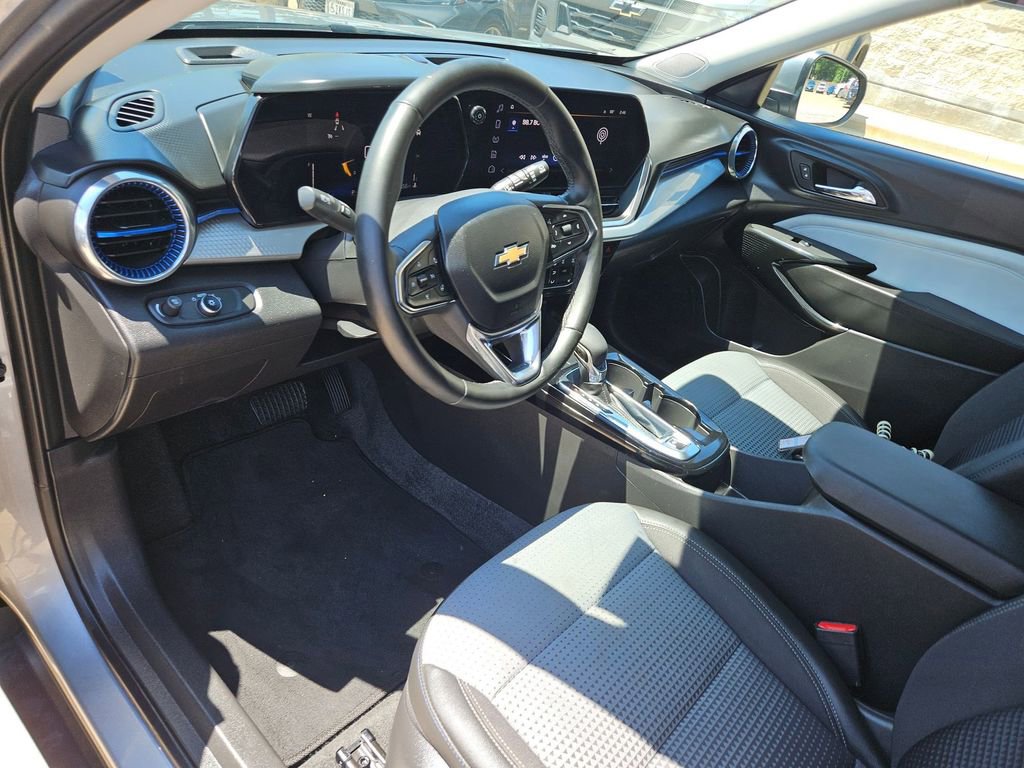 Used 2025 Chevrolet Trax LT w/ LT Convenience Package FWD image 14
