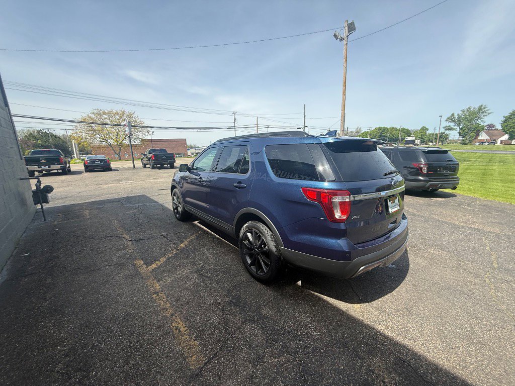 Used 2017 Ford Explorer XLT w/ Equipment Group 202A AWD/4WD image 6
