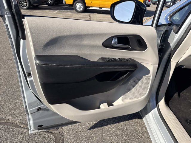 Used 2024 Chrysler Pacifica Touring-L FWD image 15