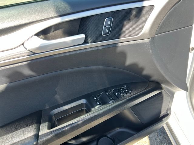 Used 2020 Ford Fusion SE image 32