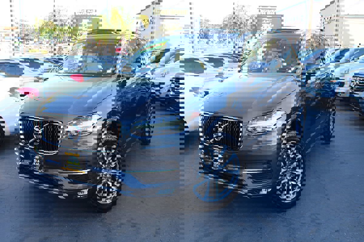 Used 2017 Volvo XC90 T6 Momentum w/ Vision Package image 2