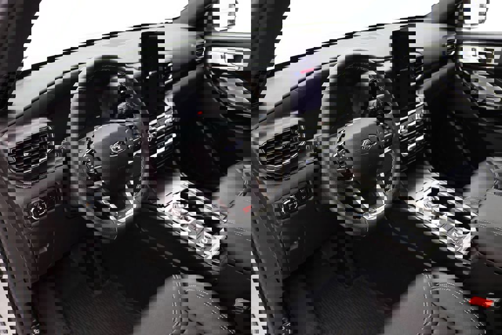 Used 2024 Ford Explorer ST w/ Technology Package image 12