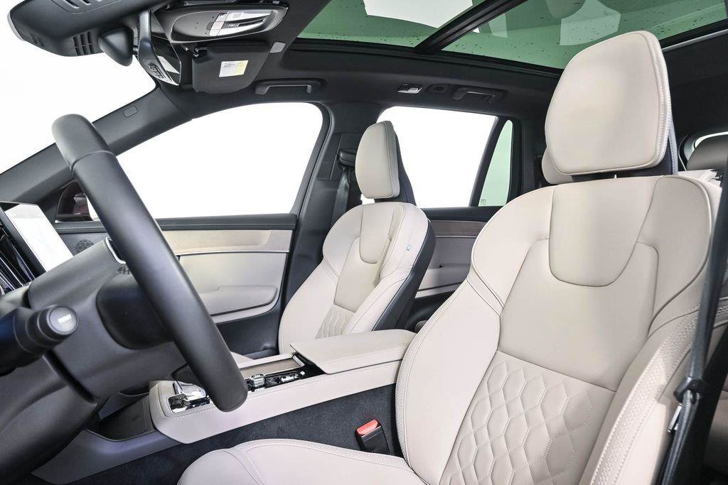 Certified 2025 Volvo XC90 T8 Plus AWD/4WD image 7