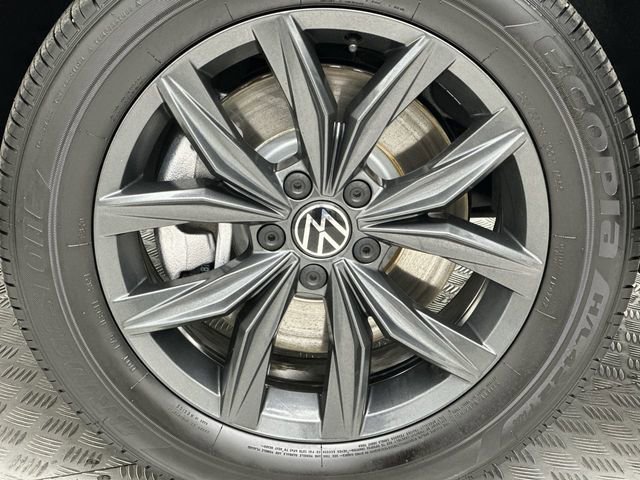 Certified 2024 Volkswagen Tiguan SE image 11
