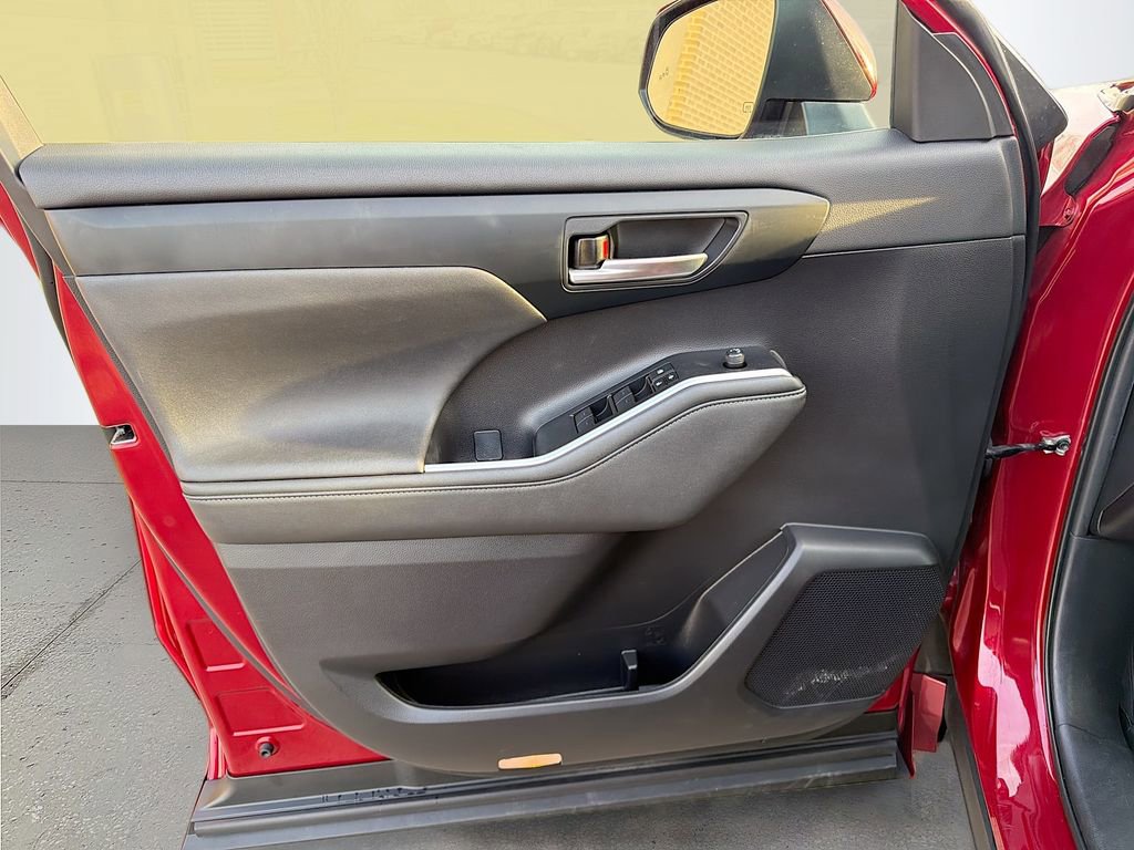 Used 2023 Toyota Highlander XLE FWD image 24