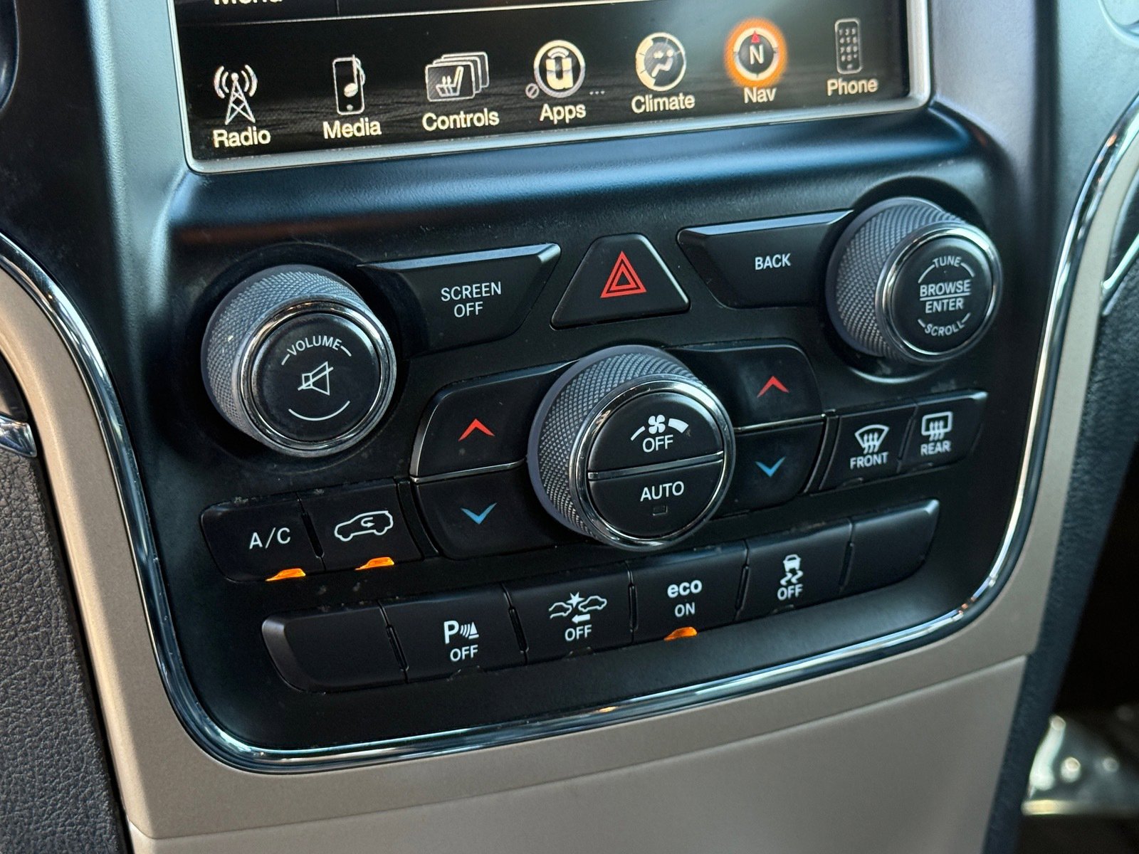 Used 2015 Jeep Grand Cherokee Limited w/ Luxury Group II image 22