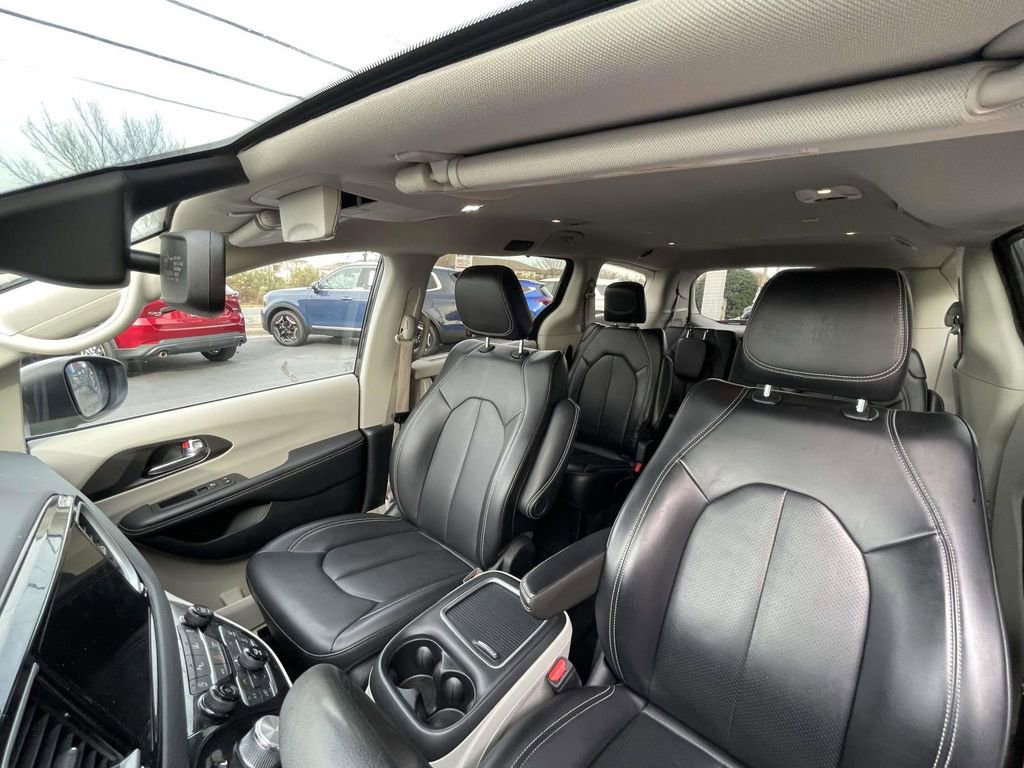 Used 2023 Chrysler Pacifica Touring-L image 33