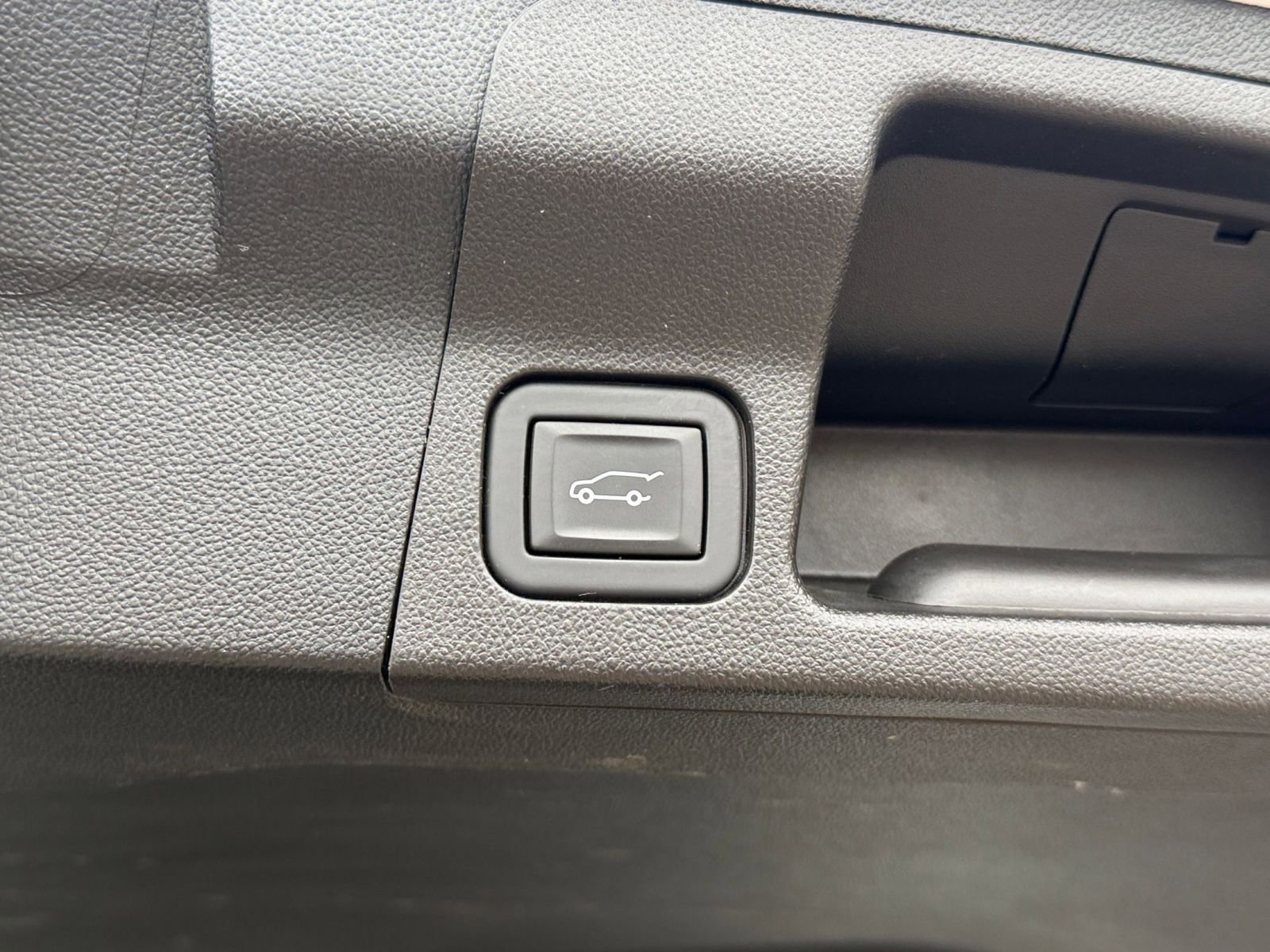 Used 2023 GMC Acadia SLT FWD image 23