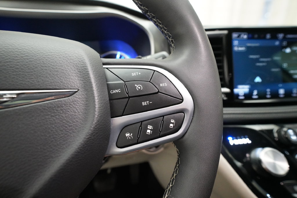 Used 2024 Chrysler Pacifica Limited FWD image 19