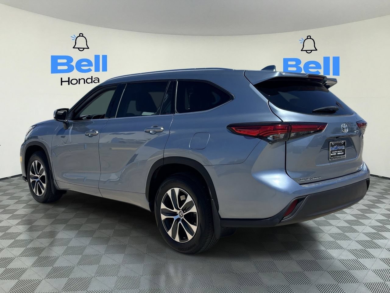 Used 2020 Toyota Highlander XLE AWD/4WD image 3