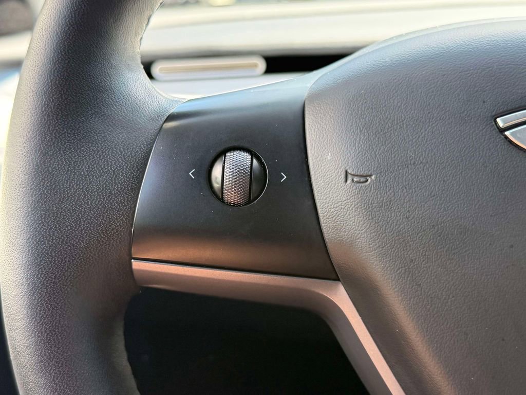 Used 2024 Tesla Model Y Long Range AWD/4WD image 27