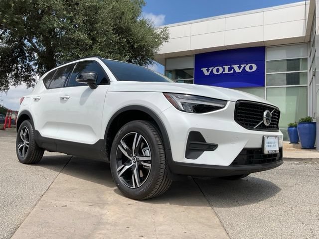 New 2026 Volvo XC40 B4 Core w/ Climate Package